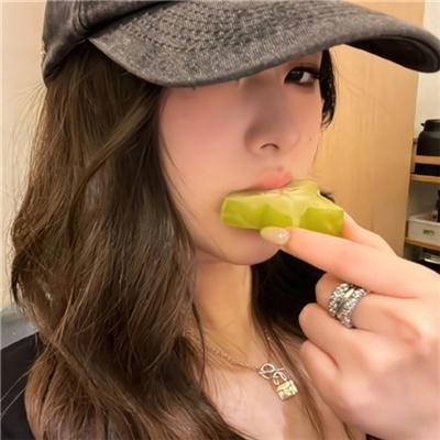 穿风信子蓝的少女